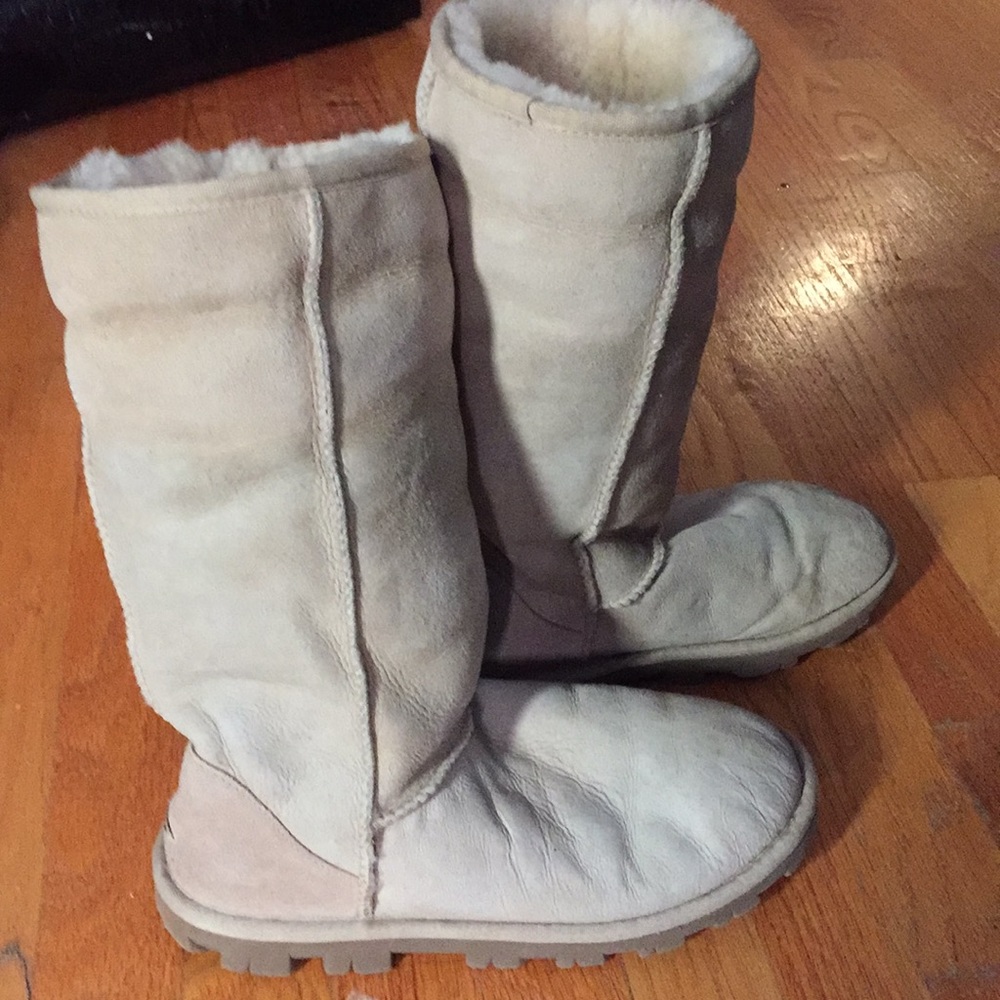 Ugg Essential Tall Boots size W 7 White/Gray